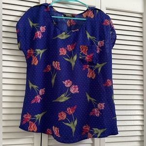 Size large women’s blue floral t-shirt.